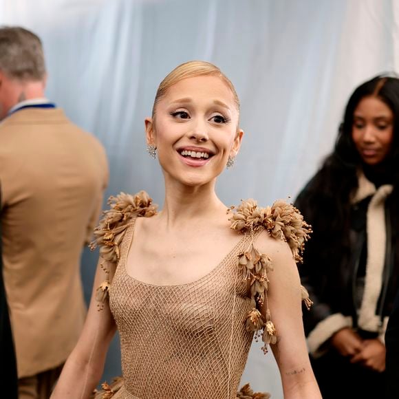 Ariana Grande prova que é um ícone de estilo, deslumbrando no tapete vermelho do Critics' Choice Awards