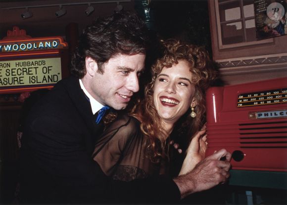 John Travolta e Kelly Preston se conheceram no fim da década de 1980, durante os testes e as filmagens da comédia 'Os Especialistas', lançada em 1989. Segundo a revista People, os atores começaram a namorar em 1987 e permaneceram juntos por mais de três décadas, até a morte da atriz, em julho de 2020