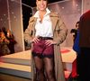 Sabrina Sato aposta em look que mistura alfaiataria e inspiração boudoir com trench coat bege, camisa branca e short de cetim vinho com renda preta