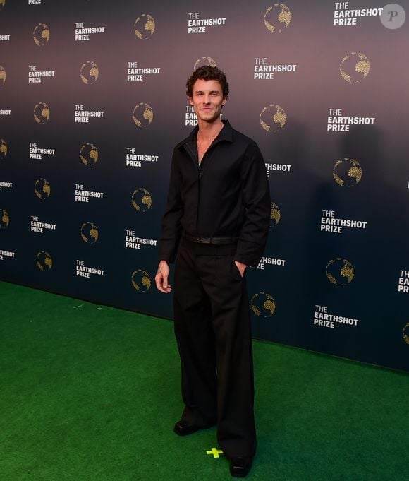 Shawn Mendes, astro internacional, preferiu apostar no básico que dá certo: uma blusinha social preta e uma calça da mesma cor; pelo menos, serviu beleza!