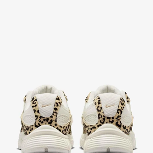 Com referências retrô e elementos contemporâneos, o Nike V5 Runner Feminino transforma o tradicional tênis esportivo em uma alternativa versátil para diferentes looks do cotidiano