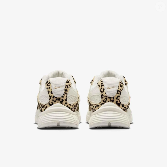 Com referências retrô e elementos contemporâneos, o Nike V5 Runner Feminino transforma o tradicional tênis esportivo em uma alternativa versátil para diferentes looks do cotidiano