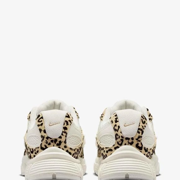 Com referências retrô e elementos contemporâneos, o Nike V5 Runner Feminino transforma o tradicional tênis esportivo em uma alternativa versátil para diferentes looks do cotidiano