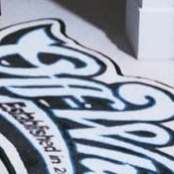 Tapete misterioso escrito 'Off White', presente no quarto de Vini Jr., parece com outro visto nos stories de Virgínia Fonseca e aumenta rumores sobre a proximidade entre os dois