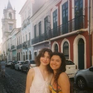 "Tá vendo?", escreveu Elisa Annenberg-Paglia. Karlie declarou seu amor pela namorada e escreveu nos comentários: "Meu mundo"
