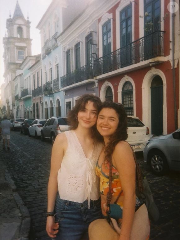 "Tá vendo?", escreveu Elisa Annenberg-Paglia. Karlie declarou seu amor pela namorada e escreveu nos comentários: "Meu mundo"