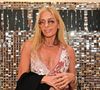 Adriane Galisteu aposta no veludo molhado e resgata o glamour dos anos 70 em desfile de Lethicia Bronstein
