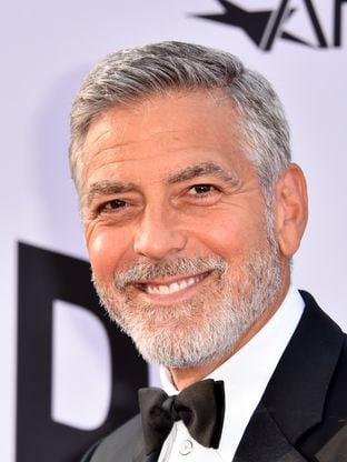 A dieta de George Clooney tem sopa de algas, ovo cozido e noite de pizzas
