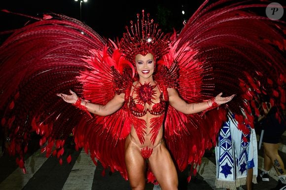 Virgínia Fonseca desfilou com costeiro de 12 kg