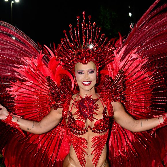 Virgínia Fonseca desfilou com costeiro de 12 kg