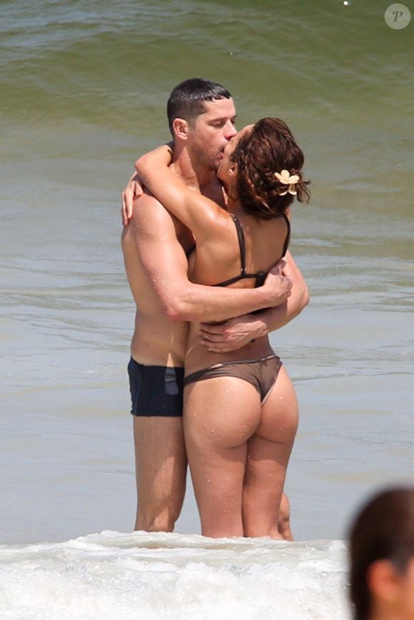 José Loreto e Fernanda Marques trocaram beijos na praia de São Conrado, Rio de Janeiro