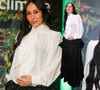 Sempre fashionista! Grávida, Sabrina Sato exibe barriguinha em look que reúne 3 tendências da moda internacional: laço gigante, bordados e saia volumosa