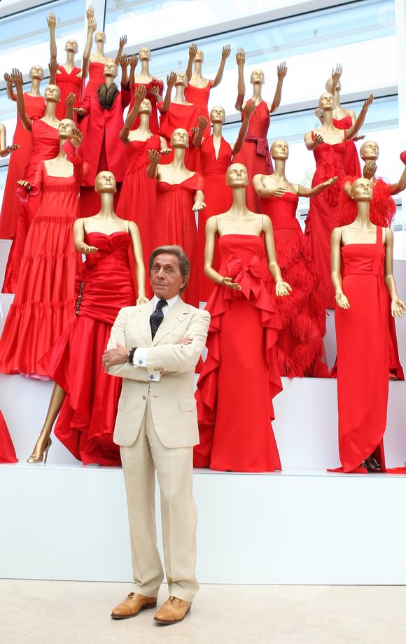 Criador do vestido vermelho icônico, Valentino Garavani vestiu estrelas de Hollywood e marcou o cinema, a TV e os tapetes vermelhos