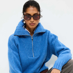 O suéter azul da Renner relembra um dos momentos mais icônicos de 'O Diabo Veste Prada' com releitura sofisticada