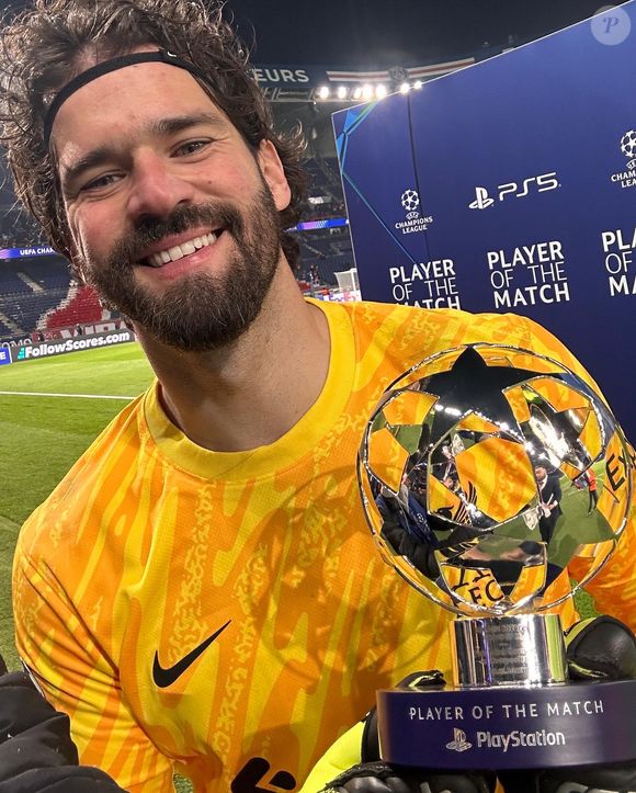 O que é a vermelhidão no rosto do goleiro do Brasil Alisson Becker? Rosácea pode surgir diante de quadro de estresse e consumo de alimentos com pimenta