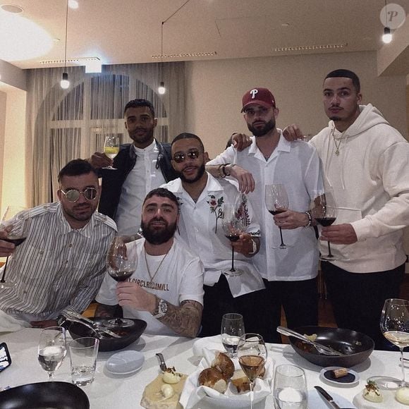 Jogador da Holanda na Copa 2026, Memphis Depay tem seus parças e já fez homenagem a eles com tatuagem
