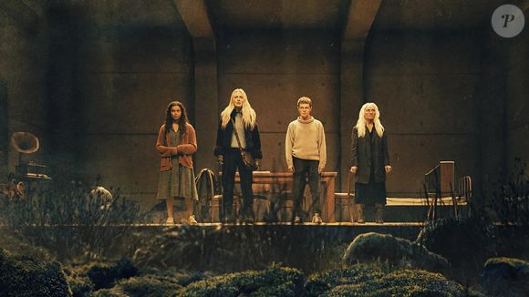 A protagonista é acolhida por três desconhecidos que vivem escondidos em um bunker misterioso