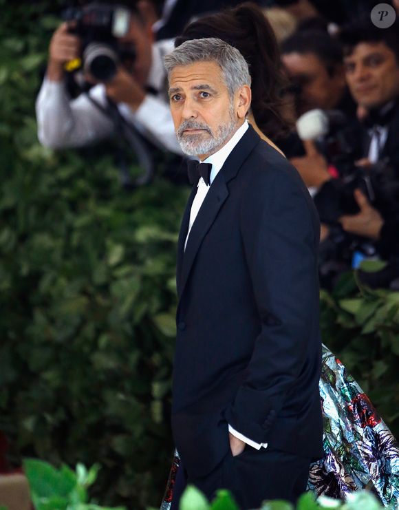 Ísis de Oliveira disse que namorava George Clooney: 'Tenho muitas coisas para provar que o namoro não é uma farsa. Guardei tudo o que ele mandou para mim', afirmou em 25 de julho de 1998