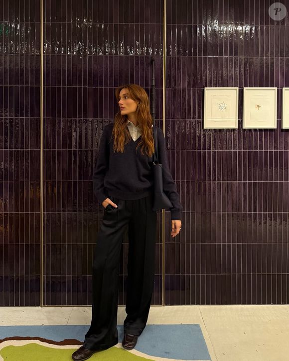 Essa disseminação indica que o Corpcore não é apenas uma tendência passageira, mas uma reflexão das transformações nas dinâmicas de trabalho e na moda contemporânea.