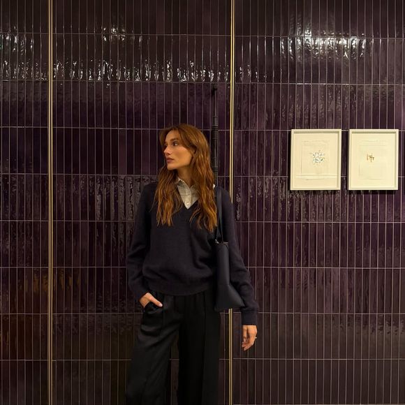 Essa disseminação indica que o Corpcore não é apenas uma tendência passageira, mas uma reflexão das transformações nas dinâmicas de trabalho e na moda contemporânea.