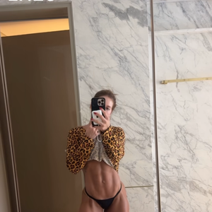 Bronze em dia! Loira garante o tom dourado perfeito e mostra bastidores do ritual de beleza em Goiânia