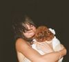 Bruna Marquezine recentemente surgiu em foto com Chihiro, cachorrinha que adotou o ex-namorado João Guilherme.