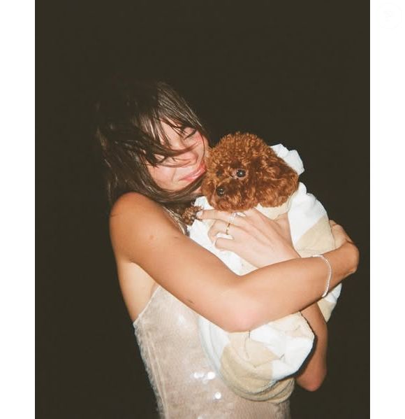 Bruna Marquezine recentemente surgiu em foto com Chihiro, cachorrinha que adotou o ex-namorado João Guilherme.