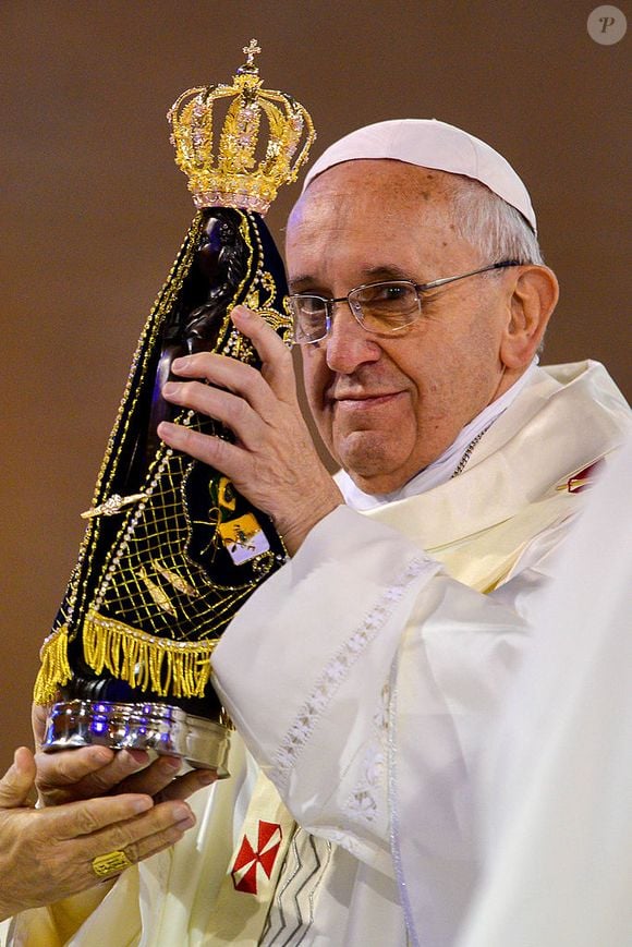 2014: Papa Francisco celebra a missa na Basílica do Santuário Nacional de Nossa Senhora Aparecida, no Brasil
