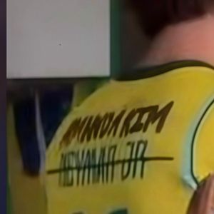 A imagem da camisa da Seleção Brasileira com o nome de Neymar Jr. riscado e substituído por 'Amanda Ki' dividiu opiniões nas redes e reacendeu discussões envolvendo o ex-casal