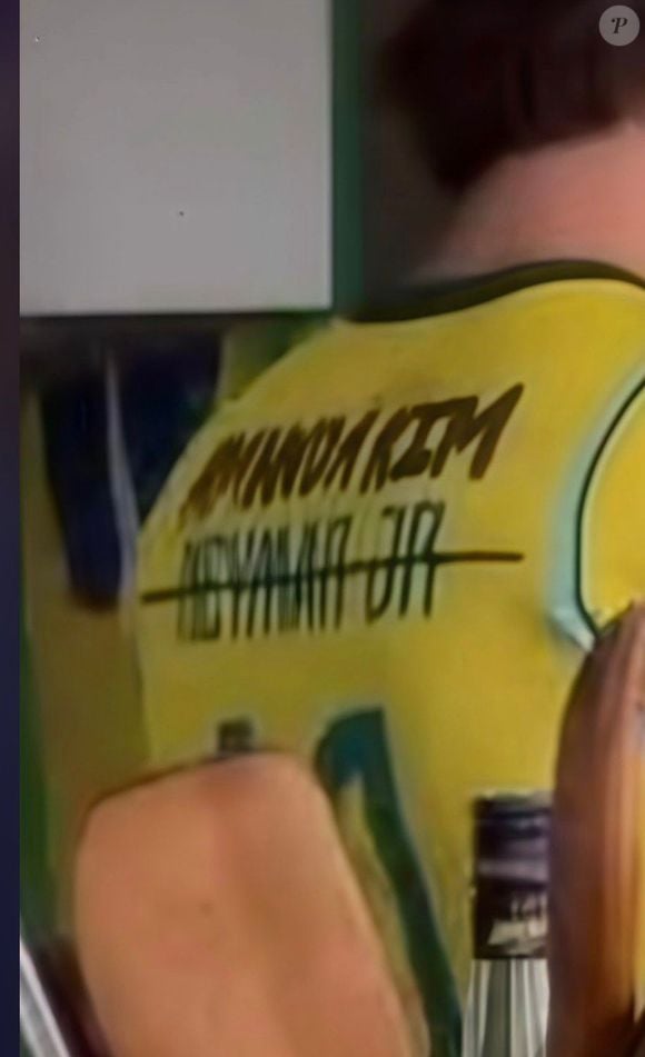 A imagem da camisa da Seleção Brasileira com o nome de Neymar Jr. riscado e substituído por 'Amanda Ki' dividiu opiniões nas redes e reacendeu discussões envolvendo o ex-casal