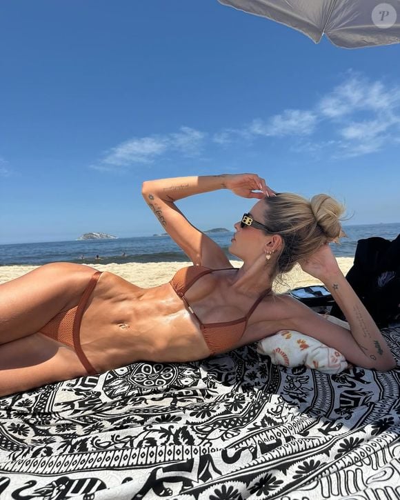 E a virilha sarada da modelo deu um charme à parte para as fotos feitas no Rio de Janeiro