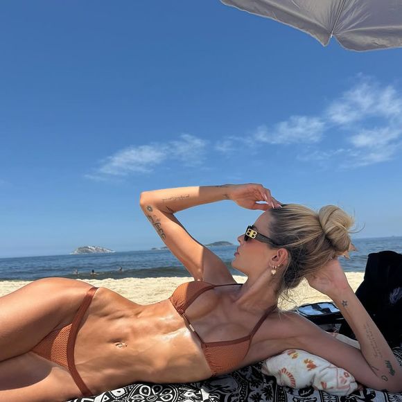 E a virilha sarada da modelo deu um charme à parte para as fotos feitas no Rio de Janeiro