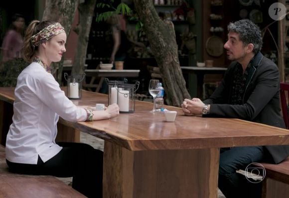 Ariel (Michel Melamed) ficou envolvido por Rosa (Carolina Kasting), na novela 'Além do Tempo', o que despertou ciúme em Bento