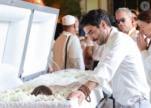 O branco também é associado à paz e reflexão em momentos difíceis, como este que os enlutados vivem com a morte de Preta Gil