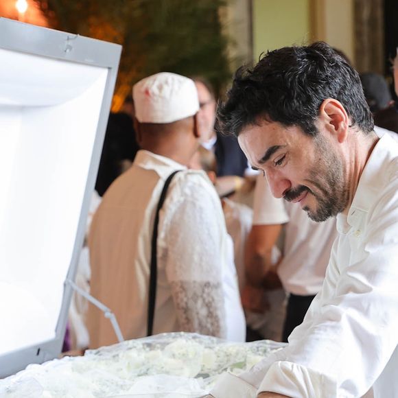 O branco também é associado à paz e reflexão em momentos difíceis, como este que os enlutados vivem com a morte de Preta Gil