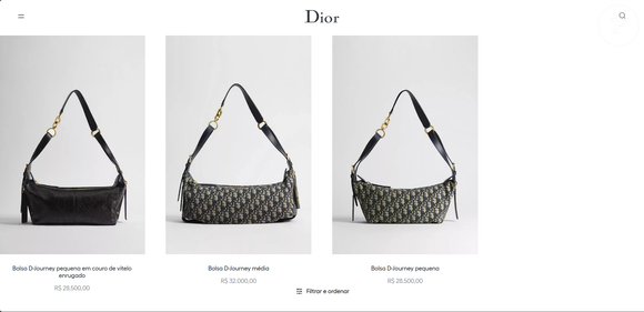 O acessório que mais chama atenção no clique à beira da piscina é a bolsa bastante semelhante à D-Journey, da Dior. O modelo médio em jacquard Dior Oblique azul é informado por cerca de R$ 32 mil, elevando o look descontraído de Isabelle Drummond a outro patamar