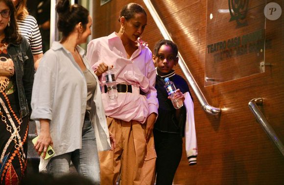 Caçula de Taís Araújo e Lázaro Ramos, Maria Antônia esbanjou estilo em passeio com a mãe