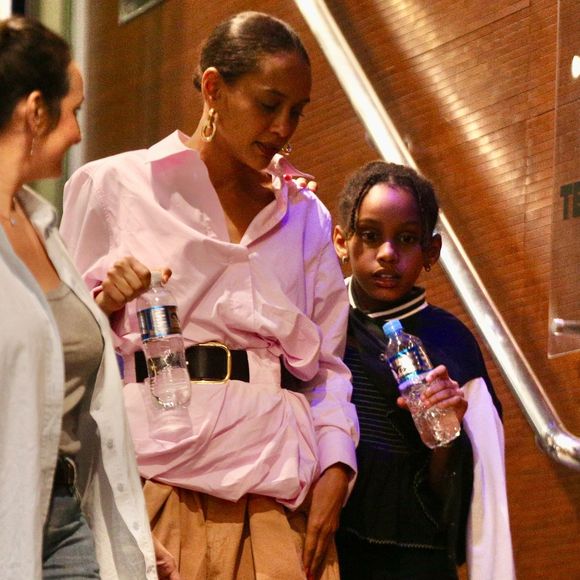 Caçula de Taís Araújo e Lázaro Ramos, Maria Antônia esbanjou estilo em passeio com a mãe