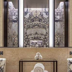 Além da vista privilegiada, os hóspedes têm acesso a academia, sauna e transporte privado.