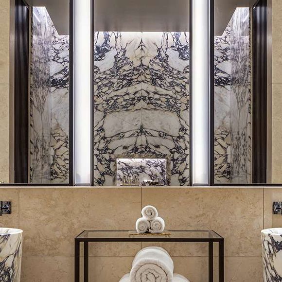 Além da vista privilegiada, os hóspedes têm acesso a academia, sauna e transporte privado.