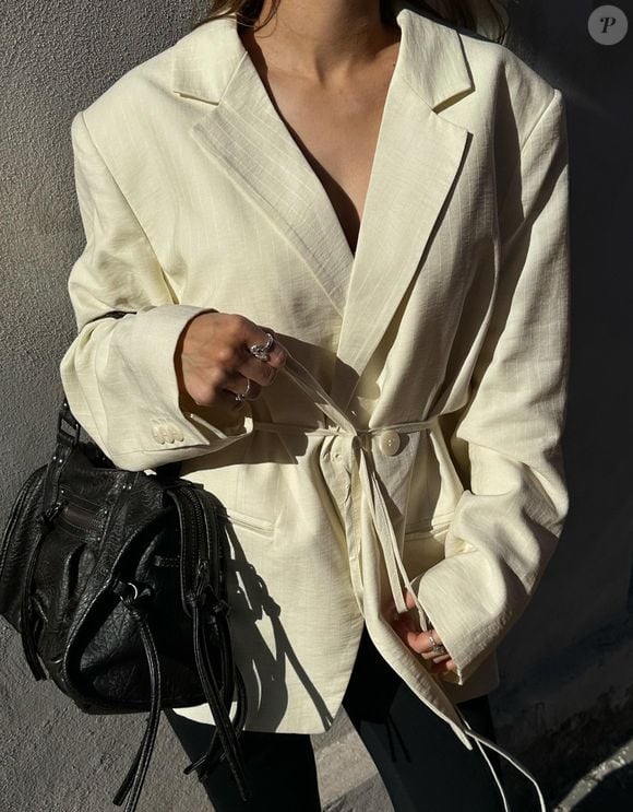 Elegante, confortável e extremamente versátil: o novo blazer da Bershka mostra como a alfaiataria ganhou espaço definitivo no guarda-roupa feminino. O tom amarelo manteiga aparece como uma das maiores tendências do momento
