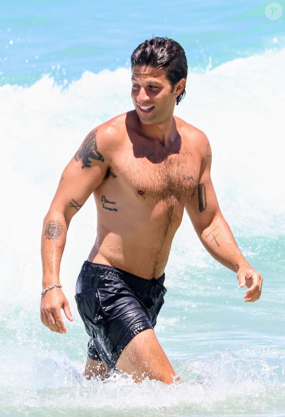 Chay Suede volta às novelas após Mania de Você; o galã vive o mocinho Pedro em 'Quem ama, cuida'