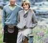 Em uma fotografia de 1981, registrada em Balmoral, na Escócia, Princesa Diana aparece ao lado de Príncipe Charles usando uma sapatilha branca, mostrando como o modelo já fazia parte de seu estilo muito antes de retornar às tendências atuais