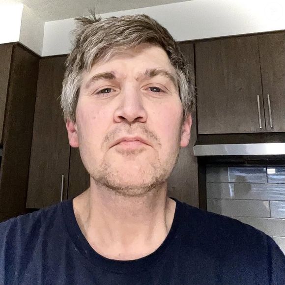 Ator de 'Alf, o ETeimoso', Benji Gregory morreu aos 46 anos em junho de 2024 ao lado de seu cão de estimação em um carro parado em estacionamento dos EUA