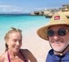 Luciano Huck foi visto em foto na praia, na companhia de Angélica, durante viagem à Indonésia.