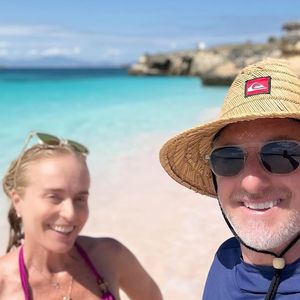 Luciano Huck foi visto em foto na praia, na companhia de Angélica, durante viagem à Indonésia.