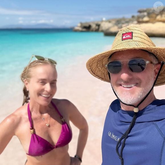 Luciano Huck foi visto em foto na praia, na companhia de Angélica, durante viagem à Indonésia.