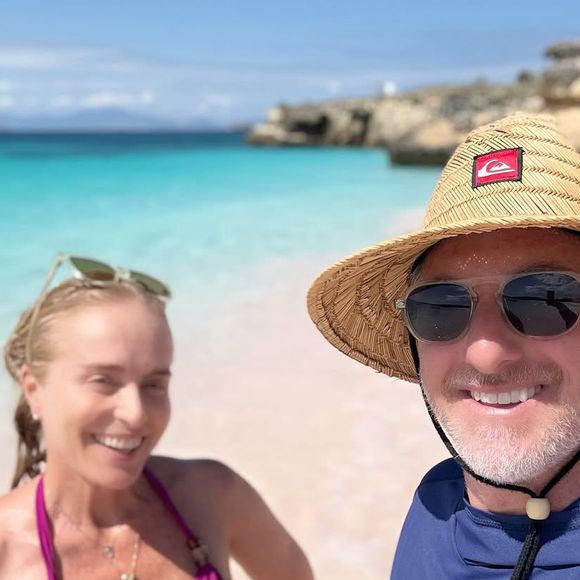 Luciano Huck foi visto em foto na praia, na companhia de Angélica, durante viagem à Indonésia.