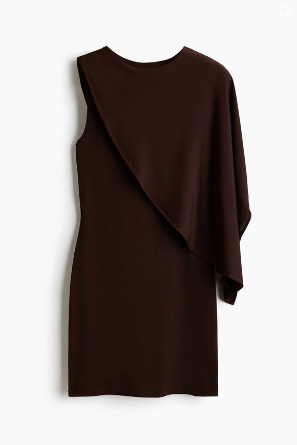 Vestido curto e tênis esportivos formam uma combinação que transita entre o casual e o sofisticado. O modelo da H&M, vendido por R$ 139,90, tem gola assimétrica e pode ser usado com os On Running Cloud 6 bordô para adicionar cor e modernidade ao visual