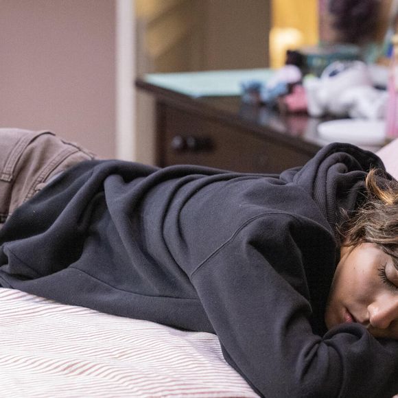 Nina (Flora Camolese) dorme na cama de Sofia (Elis Cabral) na novela Dona de Mim